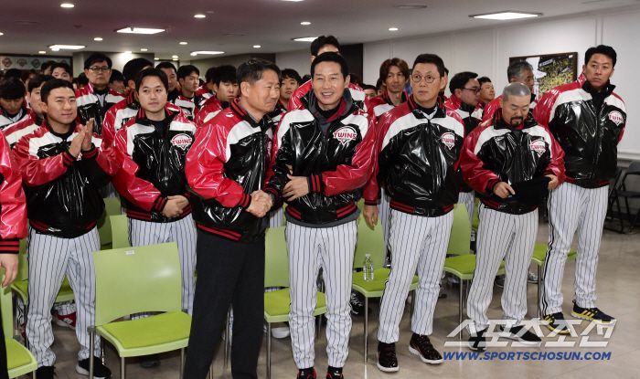 6일 오후 잠실야구장에서 프로야구 LG 트윈스 신년회가 열렸다. 김인석 대표와 신년 인사를 나누고 있는 염경엽 감독. 잠실=송정헌 기자songs@sportschosun.com/2026.01.06/