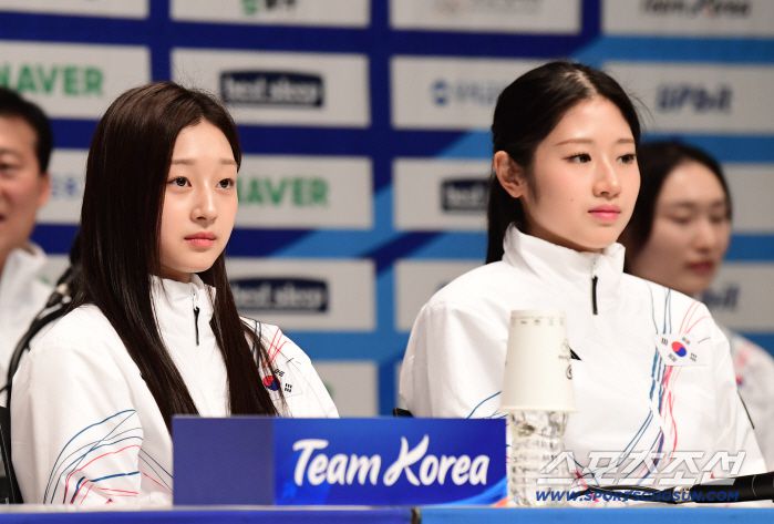 7일 오후 진천선수촌에서 2026밀라노-코르티나 동계올림픽 D-30 미디어데이 행사가 열렸다. 질문에 답하고 있는 피겨 대표 신지아, 이해인. 진천=송정헌 기자songs@sportschosun.com/2026.01.07/