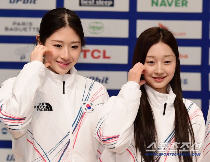 7일 오후 진천선수촌에서 2026밀라노-코르티나 동계올림픽 D-30 미디어데이 행사가 열렸다. 함께 포즈를 취하고 있는 피겨 대표 이해인, 신지아. 진천=송정헌 기자songs@sportschosun.com/2026.01.07/