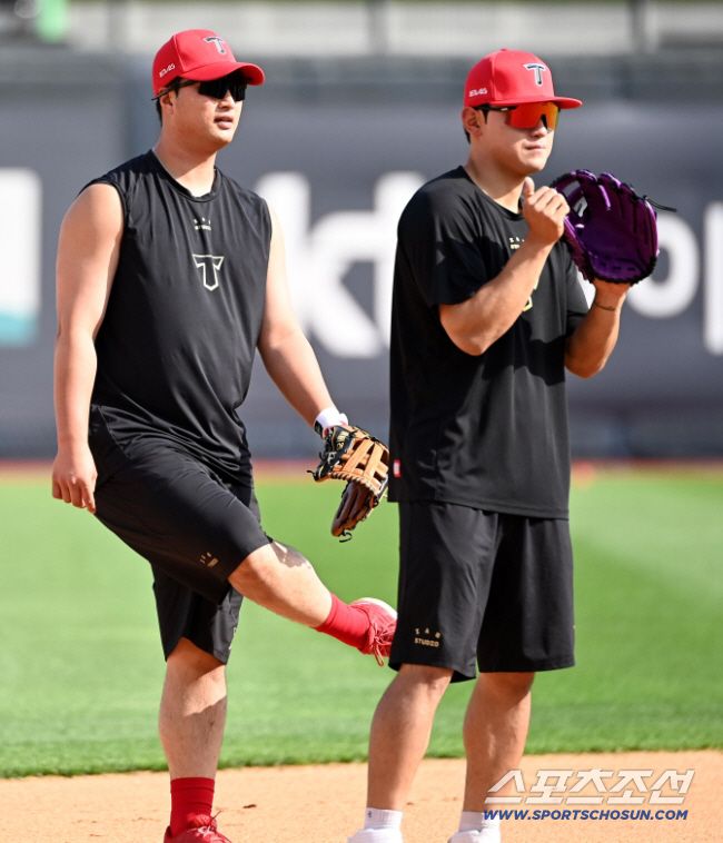 22일 수원KT위즈파크에서 열린 KIA와 KT의 경기, KIA 변우혁과 김도영이 수비훈련을 하고 있다. 수원=허상욱 기자wook@sportschosun.com/2025.05.22/