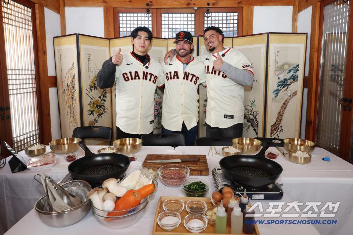 미국 메이저리그 샌프란시스코 자이언츠 이정후가 6일 서울 종로구 누하동에서 샌프란시스코 자이언츠 토니 비텔로 감독(가운데), 윌리 아다메스(오른쪽)와 한국문화체험에 앞서 기념 포즈를 취하고 있다. 누하동=송정헌 기자songs@sportschosun.com/2026.01.06/