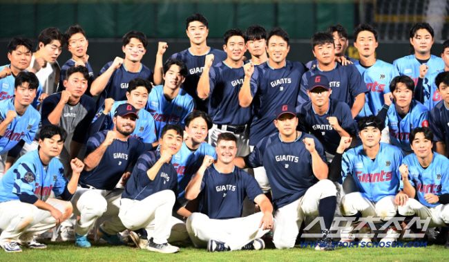 6일 부산 사직야구장에서 KIA와 롯데의 경기가 열렸다. 롯데가 7대1로 승리했다. 이날 마지막 등판을 마친 데이비슨이 동료들과 기념촬영을 하고 있다. 부산=허상욱 기자wook@sportschosun.com/2025.08.06/