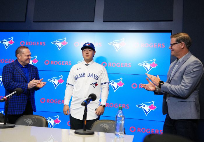 오카모토 가즈마가 에이전트 스캇 보라스와 로스 앳킨스 단장의 박수를 받으며 포즈를 취하고 있다. Imagn Images연합뉴스