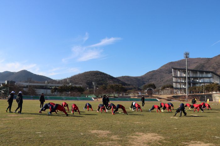 김천 상무 선수들이 훈련 전 스트레칭하는 모습. 사진제공=김천 상무