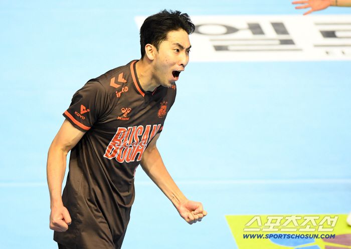 21일 인천 계양체육관에서 열린 V리그 대한항공-OK저축은행전. OK저축은행 차지환이 득점 후 환호하고 있다. 인천=정재근 기자 cjg@sportschosun.com/2025.11.21/