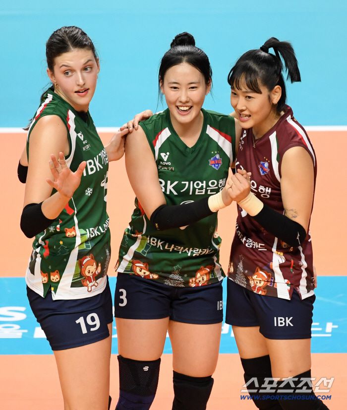 10일 장충체육관에서 열린 V리그 GS칼텍스와 IBK기업은행의 경기. IBK 리베로 임명옥이 세터 박은서를 격려하고 있다. 장충=박재만 기자 pjm@sportschosun.com/2025.12.10/