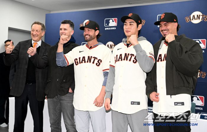 미국 메이저리그 샌프란시스코 자이언츠 이정후가 7일 이천 LG챔피언스파크에서 열린 미디어데이에서 기자회견을 가졌다. 이날 기자회견에는 래리 베어 CEO, 버스터 포지 사장, 토니 비텔로 감독, 윌리 아다메스가 함께했다. 포즈를 취하는 이정후와 팀 동료들의 모습. 이천=허상욱 기자wook@sportschosun.com/2026.01.07/