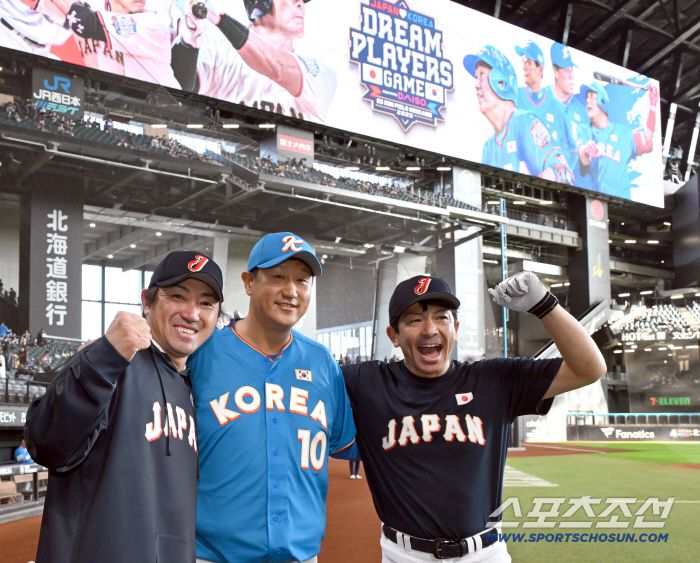 30일 일본 에스콘필드 홋카이도에서 '한일 드림 플레이어즈 게임'이 열렸다.   이 게임은 한국과 일본 프로야구를 대표했던 스타들이 총  출동해 양국의 우정을 이어간다. 파이팅 외치는 우치가와,이대호,마쓰다. <사진공동취재단>