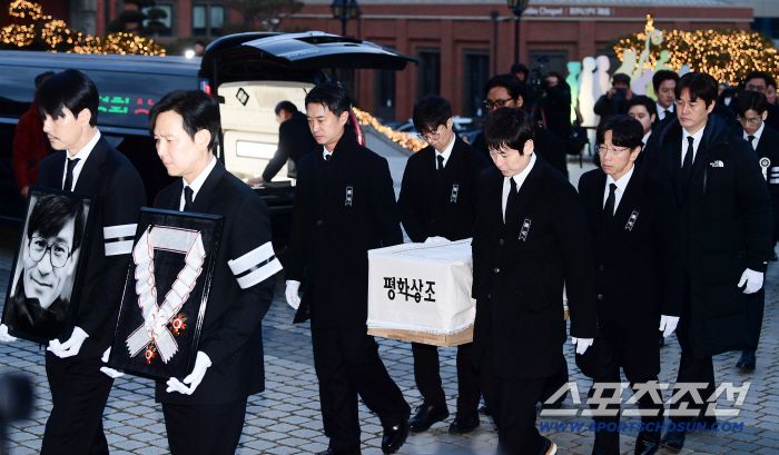 9일 오전 '국민배우' 고(故)안성기의 영결식이 서울 중구 명동성당에서 엄수됐다. 동료 후배 영화인들이 자리에 함께해 고인과 마지막 인사를 했다. 영정은 정우성, 훈장은 이정재가 들고 설경구, 박철민, 유지태, 박해일, 조우진, 주지훈이 고인의 운구를 들었다. 명동성당=송정헌 기자songs@sportschosun.com/2026.01.09/