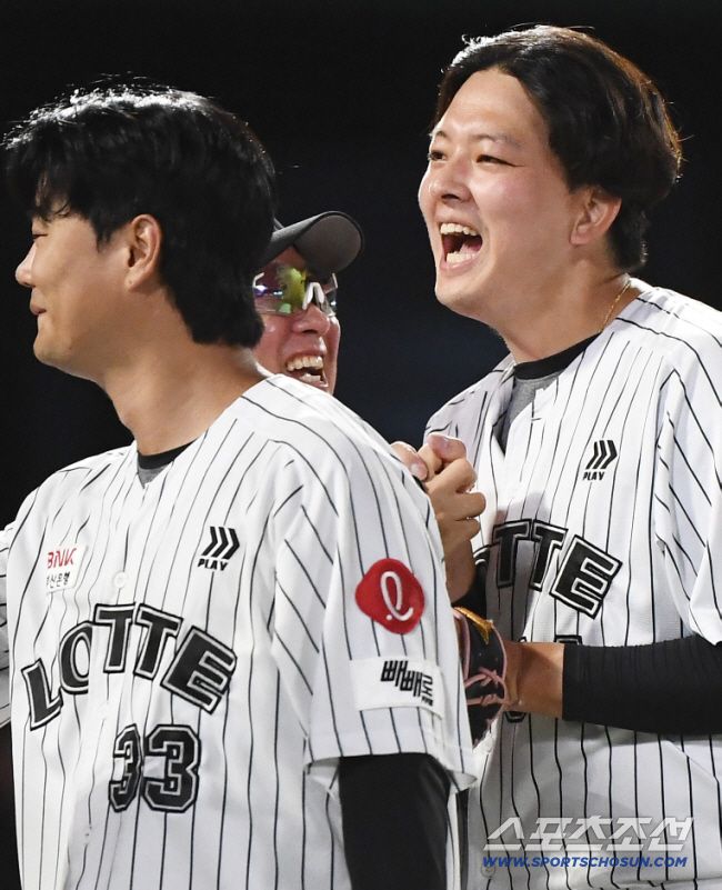 27일 부산 사직구장에서 열린 KIA와 롯데의 경기. 롯데가 5대3으로 승리했다. 마무리 김원중이 김태형 감독과 하이파이브하며 활짝 웃고 있다. 부산=정재근 기자 cjg@sportschosun.com/2025.7.27/