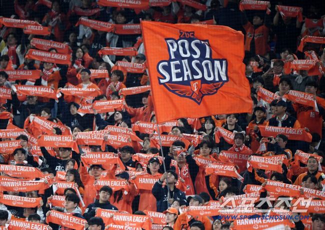 30일 대전 한화생명볼파크에서 열린 LG와 한화의 한국시리즈 4차전. 한화 팬들이 열띤 응원전을 펼치고 있다. 대전=정재근 기자 cjg@sportschosun.com/2025.10.30/