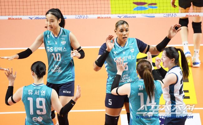 13일 장충체육관에서 열린 V리그 GS칼텍스와 현대건설의 경기. GS칼텍스 실바가 득점 후 환호하고 있다. 장충=박재만 기자 pjm@sportschosun.com/2025.12.13/