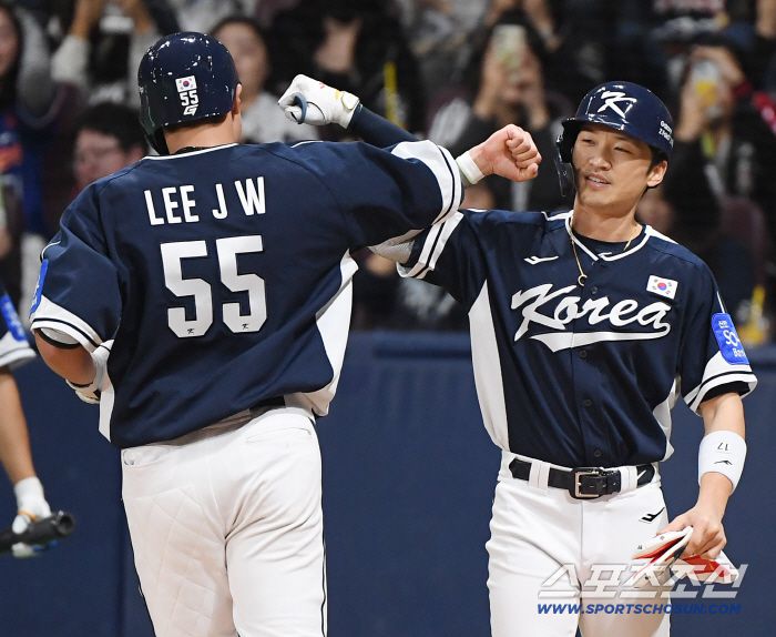 9일 서울 고척스카이돔에서 열린 한국과 체코의 야구대표팀 평가전. 9회초 무사 1루 이재원이 투런포를 친 후 박해민의 환영을 받고 있다. 고척=정재근 기자 cjg@sportschosun.com/2025.11.9/