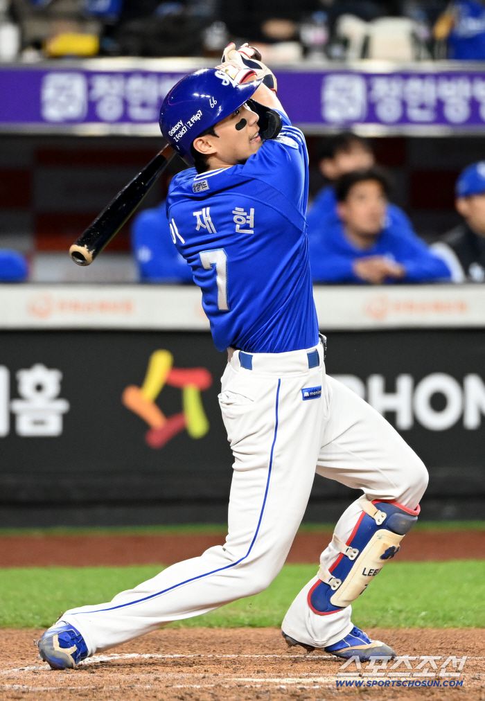 24일 대전 한화생명볼파크에서 열린 PO 5차전 삼성과 한화의 경기, 2회초 이재현이 2루타를 치고 있다. 대전=허상욱 기자wook@sportschosun.com/2025.10.24/