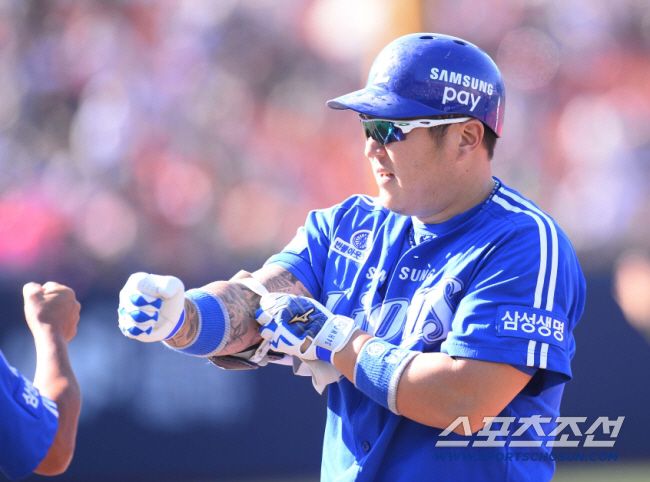 2015 KBO리그 넥센히어로즈와 삼성라이온즈의 경기가 13일 서울 목동야구장에서 열렸다. 삼성 최형우가 5회초 1사 1,2루에서 1타점 적시타를 치고있다.  목동=최문영 기자 deer@sportschosun.com /2015.09.13/