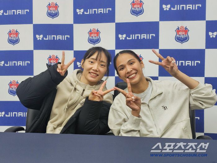 10일 GS칼텍스전 승리 이후 인터뷰하는 도로공사 문정원(왼쪽)과 타나차. 김천=이종서 기자