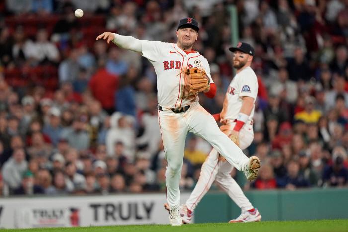 FILE - Boston Red Sox third baseman Alex Bregman throws late to first on a single by Athletics Jacob Wilson in the sixth inning of a baseball game, Sept. 16, 2025, in Boston. (AP Photo/Robert F. Bukaty, File) FILE PHOTO  <저작권자(c) 연합뉴스, 무단 전재-재배포, AI 학습 및 활용 금지>