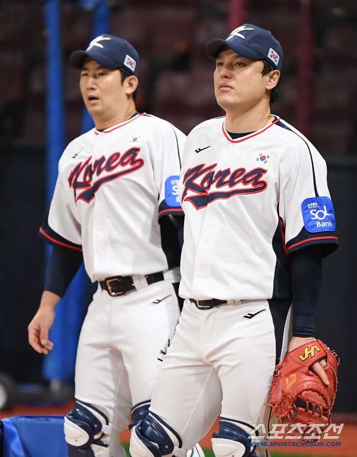 야구 국가대표팀이 7일 서울 고척스카이돔에서 훈련했다. 박동원, 최재훈이 수비 훈련을 하고 있다. 고척=정재근 기자 cjg@sportschosun.com/2025.11.7/