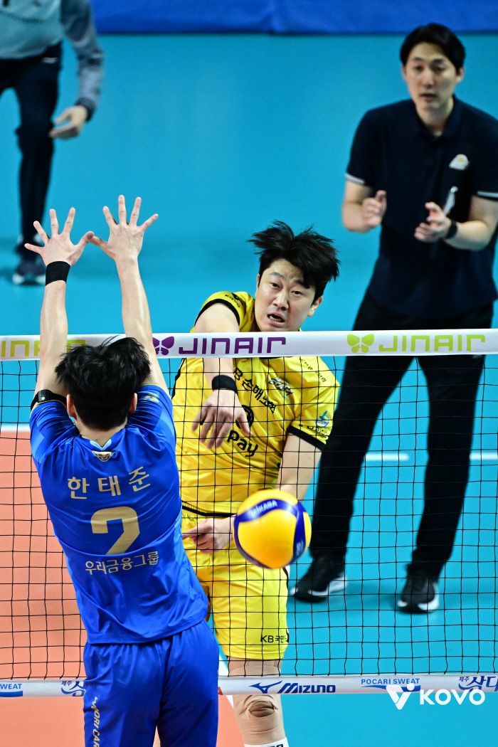 나경복 스파이크를 바라보는 KB 하현용 감독대행