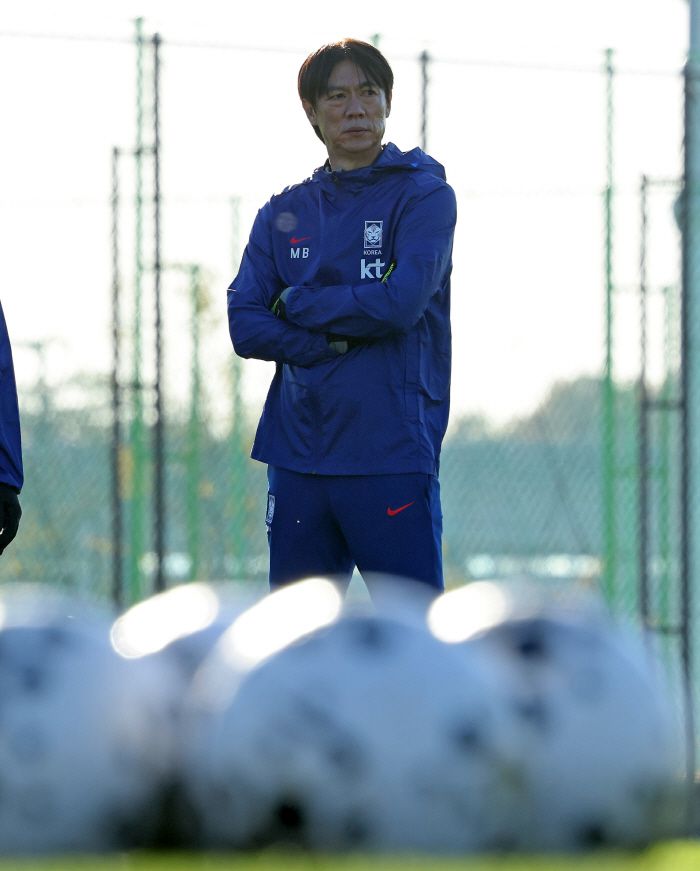 선수들 바라보는 홍명보      (천안=연합뉴스) 김준범 기자 = 10일 오후 충남 천안 대한민국축구종합센터에서 축구대표팀 홍명보 감독이 훈련하는 선수들을 바라보고 있다. 2025.11.10