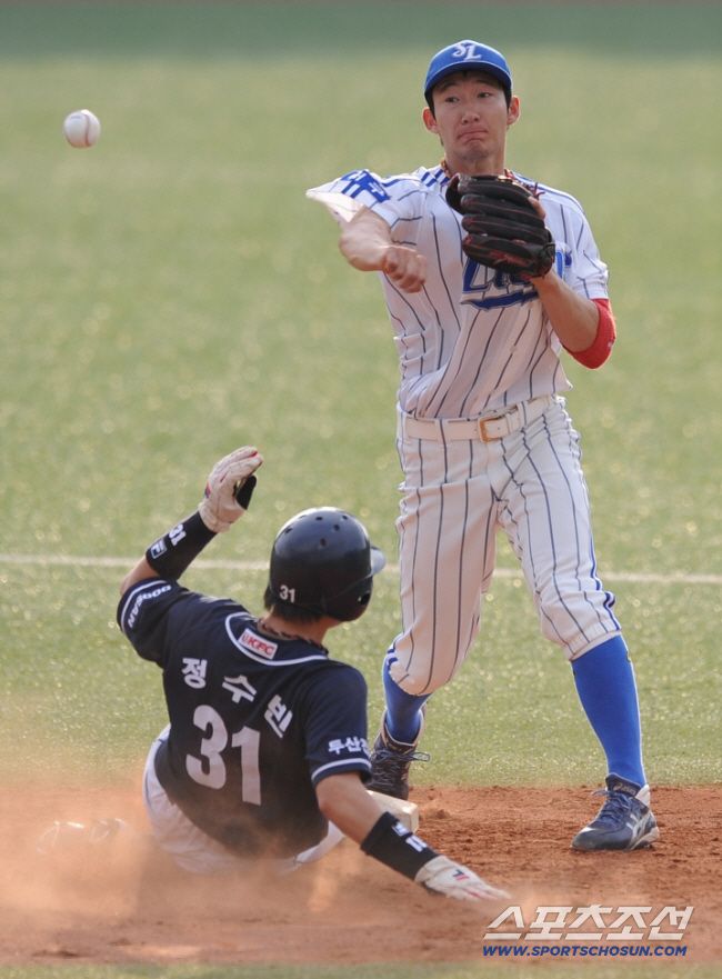 스포츠조선  2009년 6월 13일  두산 베어즈- 삼성 라이온즈전 3회초 1사 1,3루서 1루주자 정수빈이 3번 김현수의 투수앞 땅볼때 2루서 아웃되고 있다  스포츠조선DB