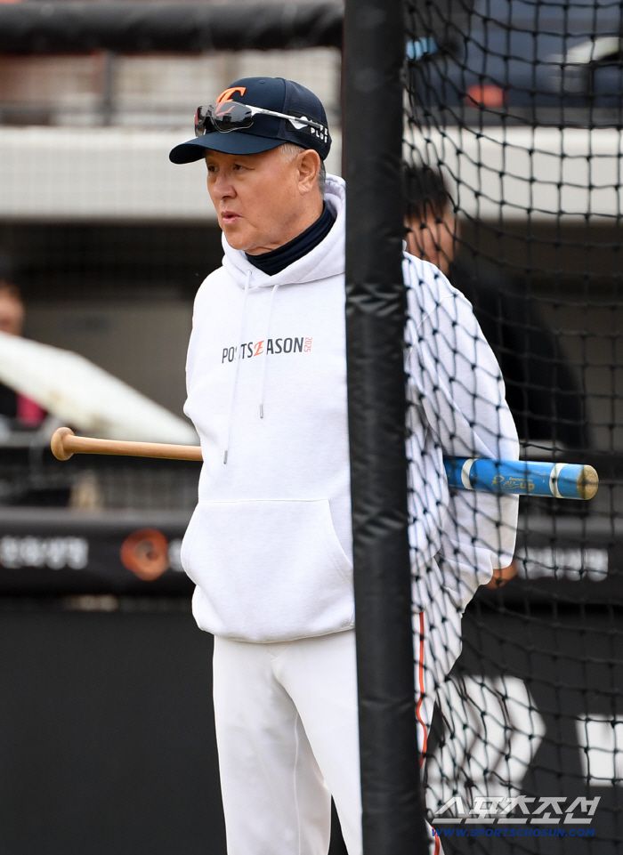 30일 대전 한화생명볼파크에서 열린 한국시리즈 4차전 한화 이글스와 LG 트윈스의 경기. 한화 김경문 감독이 훈련을 지켜보고 있다. 대전=박재만 기자 pjm@sportschosun.com/2025.10.30/