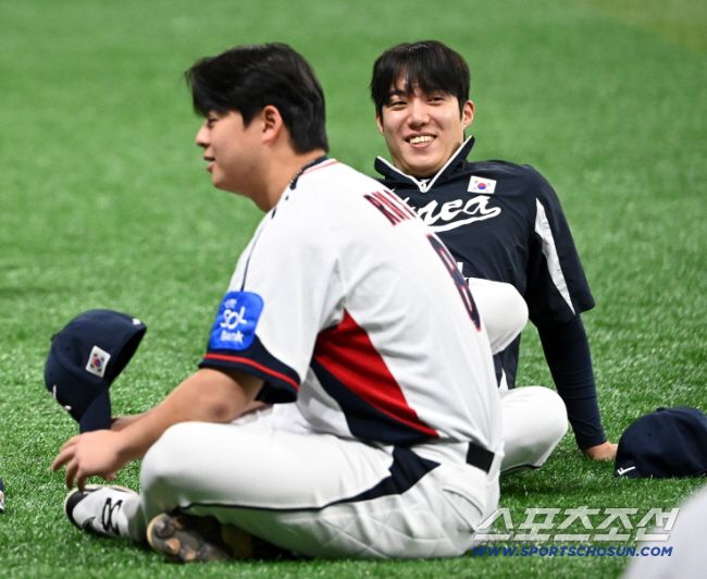 대한민국 야구대표팀이 11일 고척스카이돔에서 훈련을 가졌다. 원태인과 노시환이 워밍업을 하고 있다. 고척=허상욱 기자wook@sportschosun.com/2025.11.11/