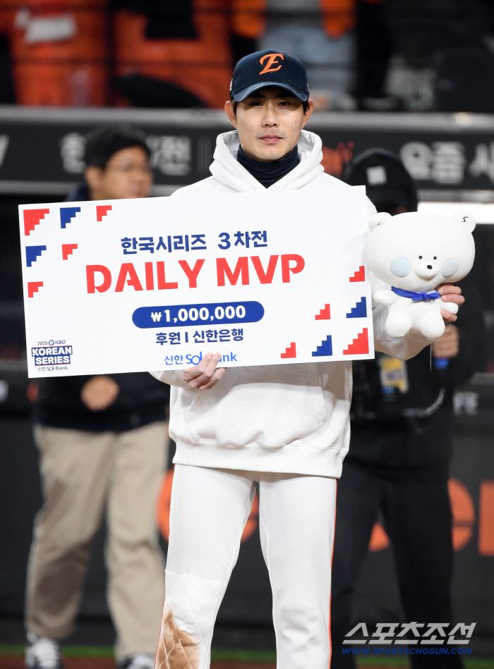 29일 대전 한화생명볼파크에서 열린 한국시리즈 3차전 한화 이글스와 LG 트윈스의 경기. 데일리 MVP 심우준이 포즈를 취하고 있다. 대전=박재만 기자 pjm@sportschosun.com/2025.10.29/