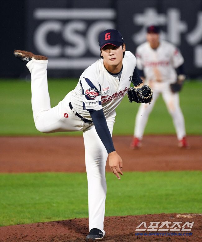 9일 부산 사직구장에서 열린 롯데 자이언츠와 한화 이글스의 경기. 롯데 이민석이 역투하고 있다. 부산=박재만 기자 pjm@sportschosun.com/2025.09.09/