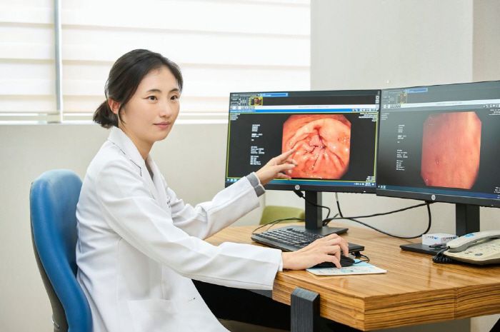 진료 중인 강동경희대병원 소화기내과 최형일 교수