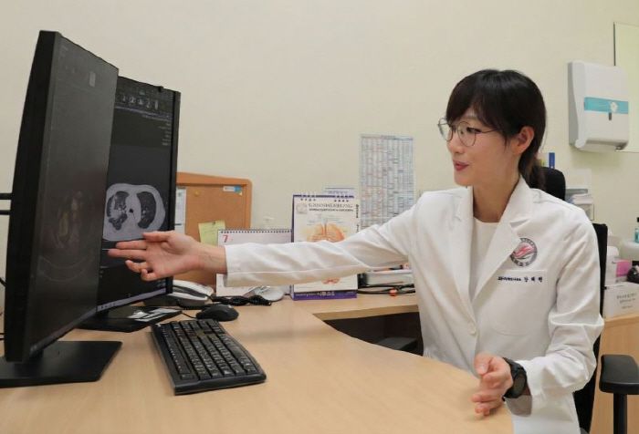 한림대동탄성심병원 호흡기-알레르기내과 강혜린 교수는 기저질환자일수록 폐렴 합병증을 더 주의해야 한다고 설명했다.