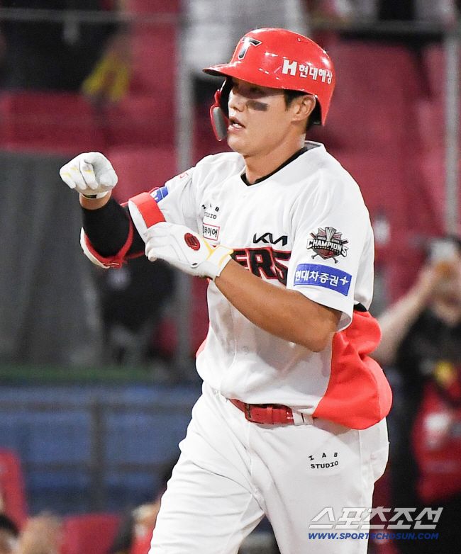 18일 광주 기아챔피언스필드에서 열린 한화-KIA전. 9회말 1사 오선우가 솔로포를 친 후 기뻐하고 있다. 광주=정재근 기자 cjg@sportschosun.com/2025.9.18/