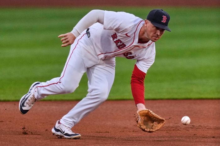 FILE - Boston Red Sox third baseman Alex Bregman fields a groundout hit by Baltimore Orioles' Jordan Westburg during the first inning of a baseball game at Fenway Park, on Aug. 18, 2025, in Boston. (AP Photo/Charles Krupa, File) FILE PHOTO  <저작권자(c) 연합뉴스, 무단 전재-재배포, AI 학습 및 활용 금지>