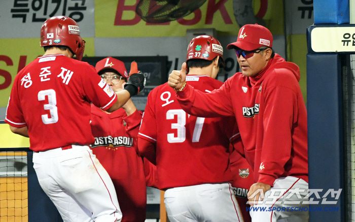 14일 대구 라이온즈파크에서 열린 삼성과 SSG의 준PO 4차전. 8회초 무사 1,3루 SSG 박성한의 동점 적시타가 나오자 이숭용 감독이 환호하고 있다. 대구=박재만 기자 pjm@sportschosun.com/2025.10.14/