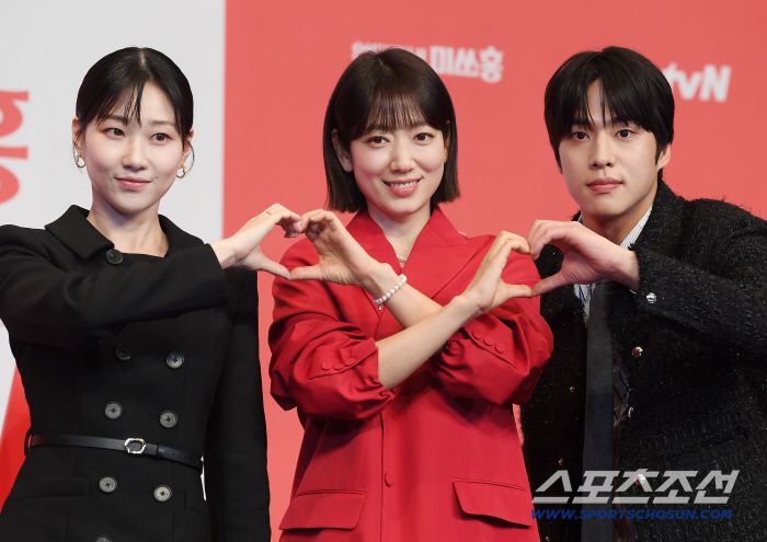 tvN 토일드라마 '언더커버 미쓰홍' 제작발표회가 12일 오후 서울 구로구 더링크호텔에서 열렸다. 배우 하윤경, 박신혜, 조한결이 포즈 취하고 있다. 정재근 기자 cjg@sportschosun.com/2026.1.12/