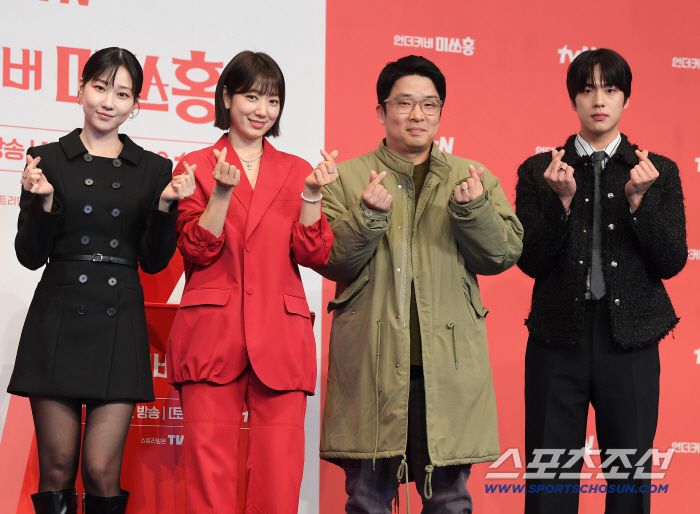 tvN 토일드라마 '언더커버 미쓰홍' 제작발표회가 12일 오후 서울 구로구 더링크호텔에서 열렸다. 배우 하윤경, 박신혜, 박선호 감독, 조한결이 포즈 취하고 있다. 정재근 기자 cjg@sportschosun.com/2026.1.12/