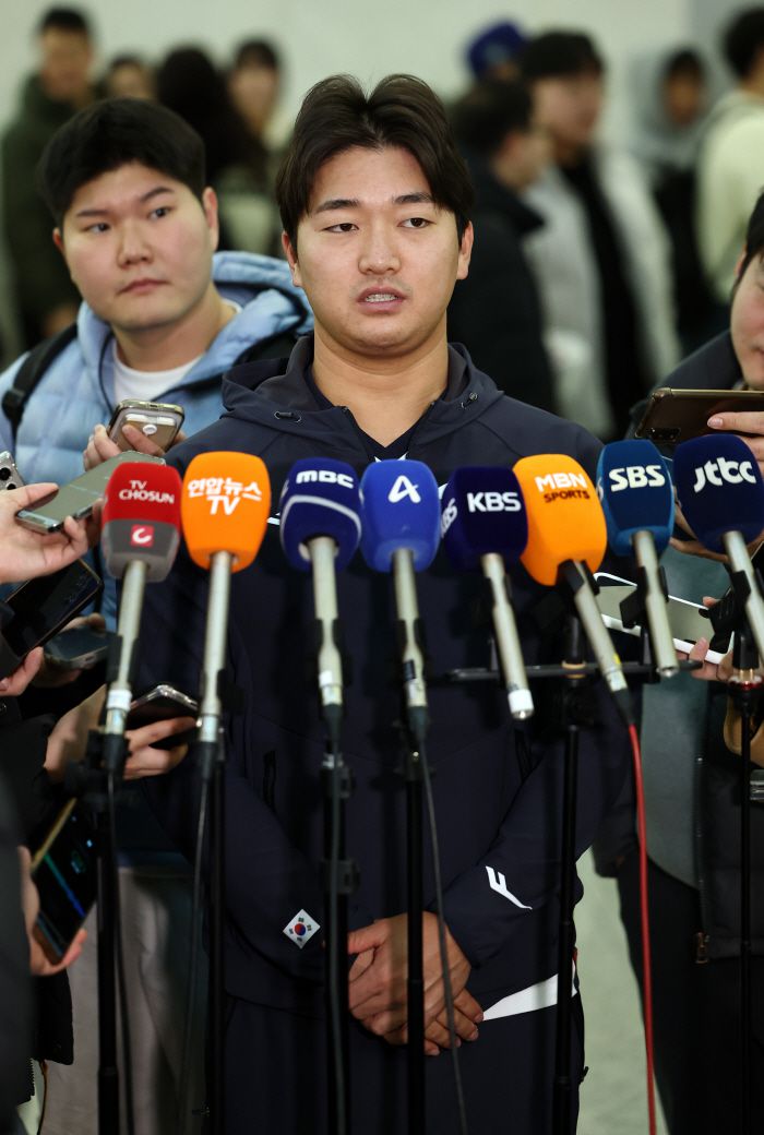 인터뷰하는 고우석      (영종도=연합뉴스) 윤동진 기자 = 한국 야구대표팀 고우석이 9일 인천국제공항 1터미널에서 월드베이스볼클래식(WBC) 1차 캠프지인 사이판 출국에 앞서 취재진과 인터뷰를 하고 있다. 2026.1.9      mon@yna.co.kr  (끝)      <저작권자(c) 연합뉴스, 무단 전재-재배포, AI 학습 및 활용 금지>