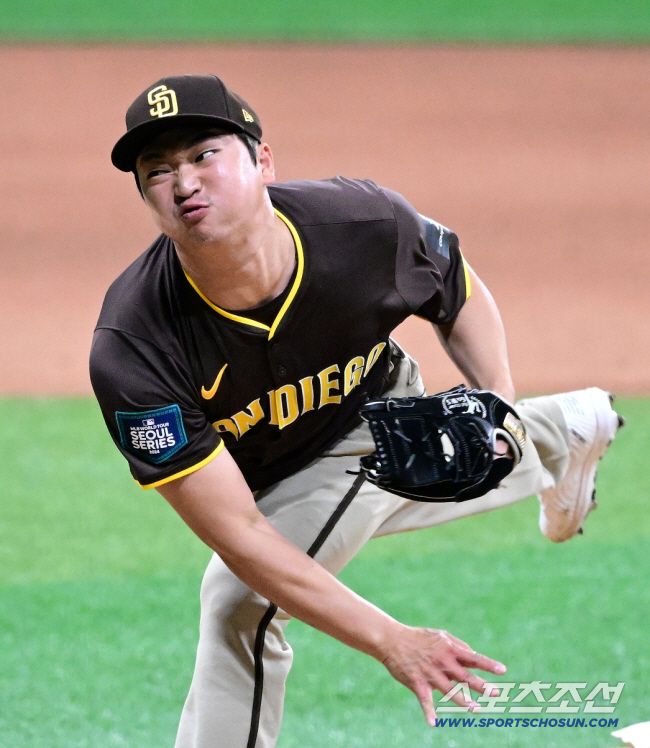 18일 서울 고척스카이돔에서 열린 'MLB 월드투어 서울 시리즈 2024' 샌디에이고 파드리스와 LG 트윈스의 경기. 고우석이 투구하고 있다. 고척=정재근 기자 cjg@sportschosun.com/2024.3.18/
