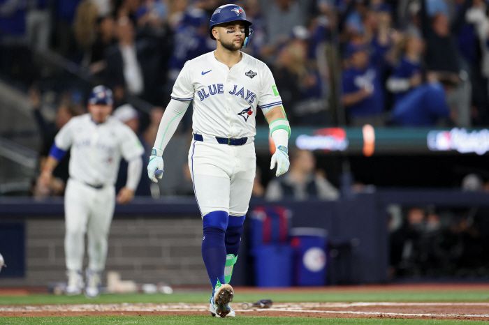 TORONTO, ONTARIO - NOVEMBER 01: Bo Bichette #11 of the Toronto Blue Jays hits a three-run home run against Shohei Ohtani #17 of the Los Angeles Dodgers during the third inning in game seven of the 2025 World Series at Rogers Center on November 01, 2025 in Toronto, Ontario.   Emilee Chinn/Getty Images/AFP (Photo by Emilee Chinn / GETTY IMAGES NORTH AMERICA / Getty Images via AFP)        <저작권자(c) 연합뉴스, 무단 전재-재배포, AI 학습 및 활용 금지>