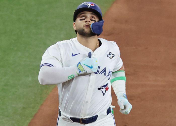 Toronto Blue Jays Bo Bichette (11) scores after hitting a three-run home run in the third inning against the Los Angeles Dodgers during Game Seven of the MLB World Series at Rogers Centre in Toronto, Canada, on Saturday, November 1, 2025. Photo by Aaron Josefczyk/UPI        <저작권자(c) 연합뉴스, 무단 전재-재배포, AI 학습 및 활용 금지>