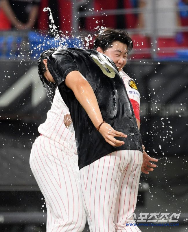 1일 광주 기아챔피언스필드에서 열린 KIA 타이거즈와 한화 이글스의 경기. KIA 이적 후 첫 승리와 세이브를 거둔 김시훈, 한재승이 기뻐하고 있다. 광주=박재만 기자 pjm@sportschosun.com/2025.08.01/