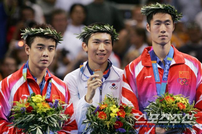 2004년 아테네올림픽 남자단식 결승에서 눈부신 포어드라이브로 왕하오를 압도하며 금메달을 목에 건 유승민.(현 대한체육회장) 스포츠조선DB