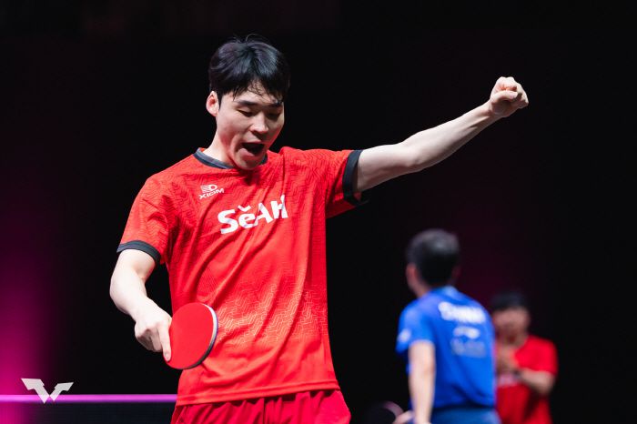 장우진(오른쪽)이 11일 WTT챔피언스 도하  남자단식 4강에서 '세계 2위' 중국 린시동을 상대로 승리한 후 포효파는 모습. 사진출처=WTT