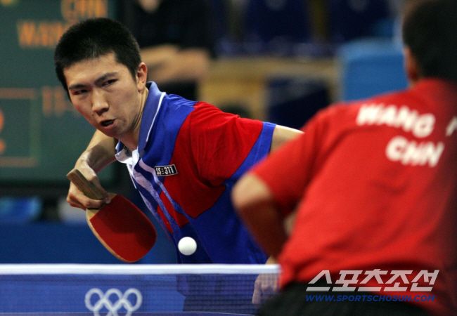 2004년 아테네올림픽 탁구 남자단식 결승에서 왕하오를 상대로 승리한 유승민.(현 대한체육회장) 사진=스포츠조선 DB