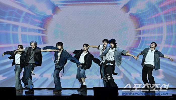 12일 서울 한남동 블루스퀘어에서 보이 그룹 '알파드라이브원' 데뷔 쇼케이스가 열렸다. 화려한 무대를 선보이고 있는 알파드라이브원. 한남동=송정헌 기자songs@sportschosun.com/2026.01.12/