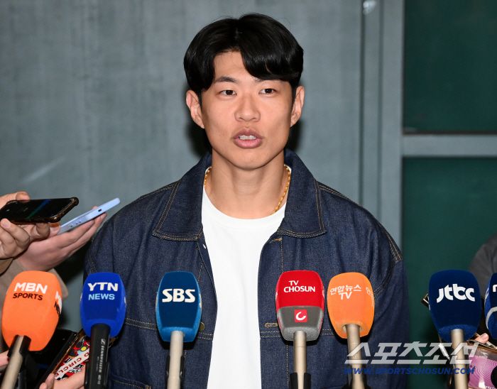 메이저리그 샌디에이고 파드리스와 입단 계약을 맺은 송성문이 23일 인천국제공항을 통해 귀국한 뒤 인터뷰를 하고 있다. 인천공항=허상욱 기자wook@sportschosun.com/2025.12.23/