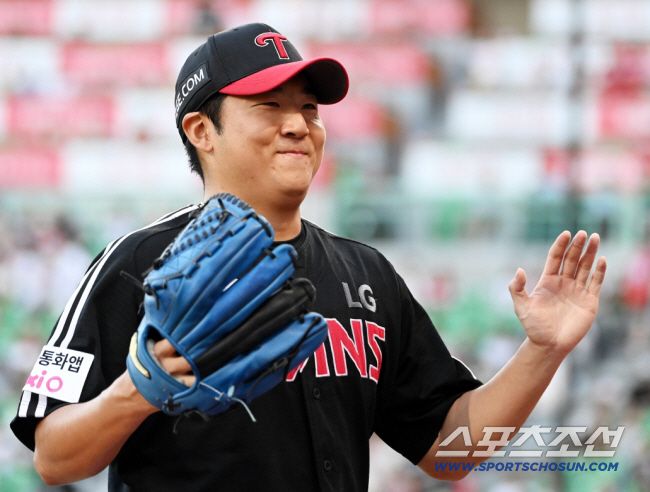 16일 인천SSG랜더스필드에서 열린 LG와 SSG의 경기, 3회말 투구를 삼자범퇴로 마친 송승기가 자신을 맞이하는 동료들을 보며 미소짓고 있다. 인천=허상욱 기자wook@sportschosun.com/2025.08.16/