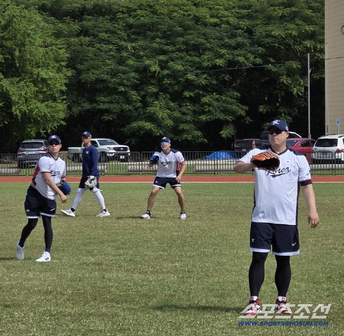 캐치볼하는 류현진(오른쪽). 사진=나유리 기자