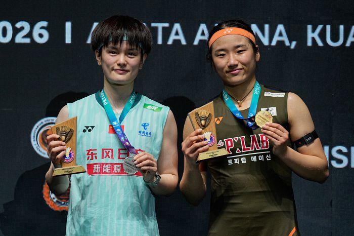 Winner South Korea's An Se Young, right, poses with second placed China's Wang Zhi Yi on the podium during the awards ceremony for the women's singles final match at the Malaysia Open badminton tournament in Kuala Lumpur, Malaysia, Sunday, Jan. 11, 2026. (AP Photo/Kien Huo)<저작권자(c) 연합뉴스, 무단 전재-재배포, AI 학습 및 활용 금지>