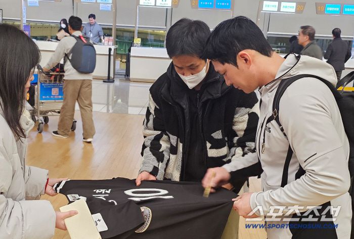 캠프 출발전 취재진과 만난 오지환. 김영록 기자